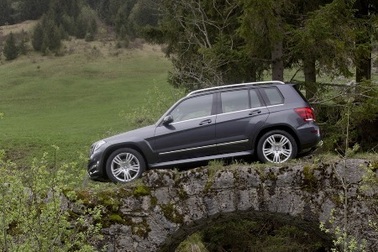 Thêm bản động cơ xăng 4 xy-lanh cho xe Mercedes GLK